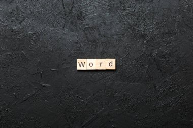 Tahta blokta yazan kelime. Deksing, konsept için çimento üzerinde kelime metni.