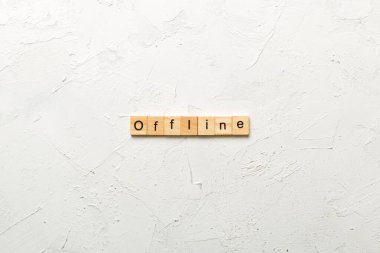 Ağaç bloğa yazılmış çevrimdışı bir kelime. Tablo üzerinde çevrimdışı metin, konsept.