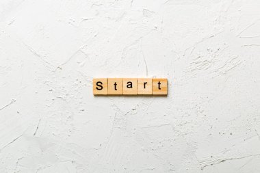 Tahta bloğa yazılmış bir kelime. Deksing, konsept için metni çimento üzerinde başlat.