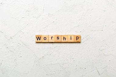 Tahta blokta yazılı olan bir sözcüğe. İbadet metni çimento üzerinde desing, konsept için.