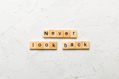 Tahta blokta yazan kelimelere asla bakma. Çimento masasının üzerindeki metne asla bakma..