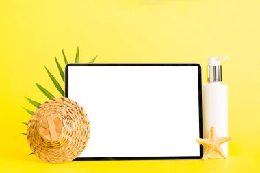 Renkli arka planda tablet ve plaj aksesuarlarıyla düz kompozisyon. Boş ekran ile tablet bilgisayarı kopyalama alanı ile maket.