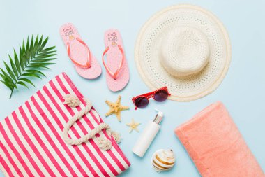 Renkli arka planda şık plaj aksesuarları olan kompozisyon, üst manzara. Plaj modayla yatma, yaz konsepti. Moda renkleri.