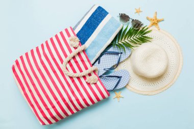 Renkli arka planda şık plaj aksesuarları olan kompozisyon, üst manzara. Plaj modayla yatma, yaz konsepti. Moda renkleri.