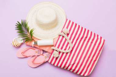 Renkli arka planda şık plaj aksesuarları olan kompozisyon, üst manzara. Plaj modayla yatma, yaz konsepti. Moda renkleri.