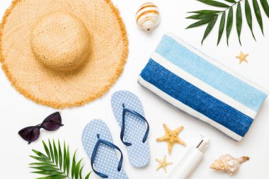 Üst düzey seyahat ya da tatil konsepti. Renkli arka planda şık plaj aksesuarları olan kompozisyon, üst manzara. Plaj modayla yatma, yaz konsepti. Moda renkleri.