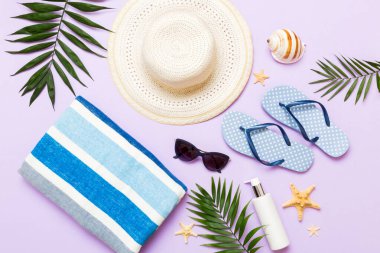 Üst düzey seyahat ya da tatil konsepti. Renkli arka planda şık plaj aksesuarları olan kompozisyon, üst manzara. Plaj modayla yatma, yaz konsepti. Moda renkleri.