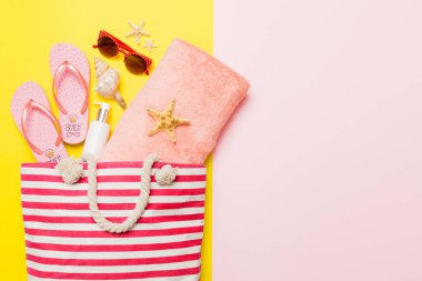 Renkli arka planda şık plaj aksesuarları olan kompozisyon, üst manzara. Plaj modayla yatma, yaz konsepti. Moda renkleri.