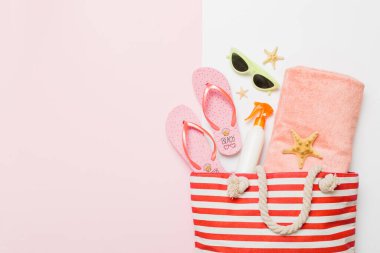 Renkli arka planda şık plaj aksesuarları olan kompozisyon, üst manzara. Plaj modayla yatma, yaz konsepti. Moda renkleri.