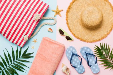 Renkli arka planda şık plaj aksesuarları olan kompozisyon, üst manzara. Plaj modayla yatma, yaz konsepti. Moda renkleri.