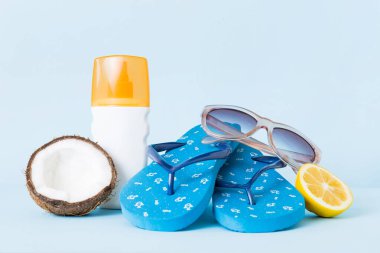 Plaj aksesuarları perspektifli terliklerin masa arkasına yerleştirilmiş üst görünüm kompozisyonu. Tropik yaz tatili konsepti.