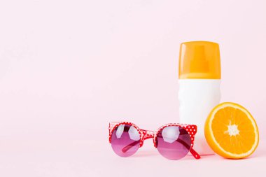 Deri ürünlerinde şeker şişesi ve Citrus meyvesi. Güzellik spası tıbbi cilt bakımı ve kozmetik losyon şişesi krem ürünü masa dekorunda yaz aksesuarlarıyla birlikte..
