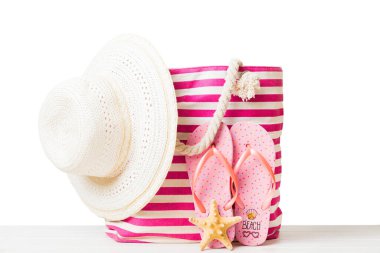 Plaj aksesuarlarıyla süslü bir çanta. Yaz tatili konsepti. Saman şapkalı plaj çantası, mesaj için yer var..