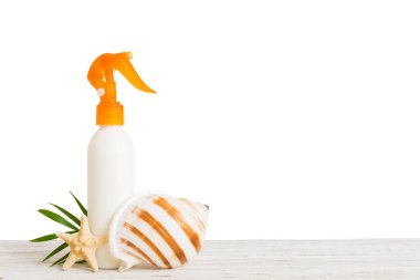 Profesyonel yaz yüz derisi. Nemlendirici sıvısı olan markasız bir kap. Krem ya da losyon. Yaz süslemeleri, deniz kabuğu ve deniz yıldızı, soyutlanmış arka planda. Metin için kopyalama alanı olan güzellik konsepti Perspektif görünümü.