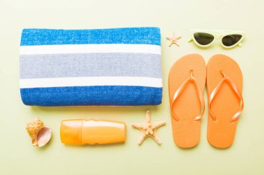 Yaz tatili konsepti. Plaj havlusunun üst görünümü, flop ve güneş kremi Üst görünümü metin için kopyalama alanı.