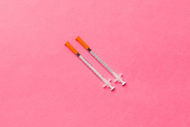 Ensülin şırıngalarının üst görüntüsü renkli arkaplanda enjeksiyon için hazır. Fotokopi alanı olan diyabetik kavram.