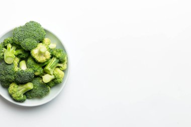 Brokoli taze yeşil brokoliyi renkli arka planda kasede. Kapatın. Taze sebze..