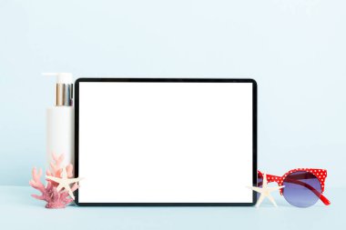 Renkli arka planda tablet ve plaj aksesuarlarıyla düz kompozisyon. Boş ekran ile tablet bilgisayarı kopyalama alanı ile maket.