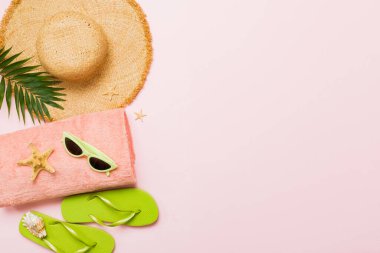 Üst düzey seyahat ya da tatil konsepti. Renkli arka planda şık plaj aksesuarları olan kompozisyon, üst manzara. Plaj modayla yatma, yaz konsepti. Moda renkleri.