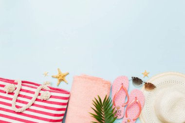 Renkli arka planda şık plaj aksesuarları olan kompozisyon, üst manzara. Plaj modayla yatma, yaz konsepti. Moda renkleri.