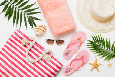 Renkli arka planda şık plaj aksesuarları olan kompozisyon, üst manzara. Plaj modayla yatma, yaz konsepti. Moda renkleri.