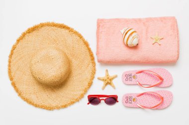 Üst düzey seyahat ya da tatil konsepti. Renkli arka planda şık plaj aksesuarları olan kompozisyon, üst manzara. Plaj modayla yatma, yaz konsepti. Moda renkleri.