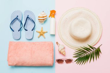 Üst düzey seyahat ya da tatil konsepti. Renkli arka planda şık plaj aksesuarları olan kompozisyon, üst manzara. Plaj modayla yatma, yaz konsepti. Moda renkleri.