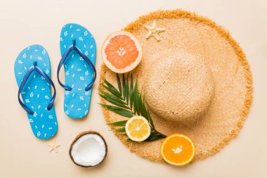 Renkli meyvelerin yanına yerleştirilmiş çeşitli deniz kabuklarının üst görüntüsü ve masa arkasında şık yaz aksesuarları. Yaz kavramı. Düz yatıyordu. Metin için kopyalama alanı olan üst görünüm.