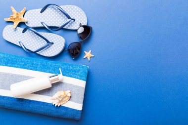 Yaz tatili konsepti. Plaj havlusunun üst görünümü, flop ve güneş kremi Üst görünümü metin için kopyalama alanı.
