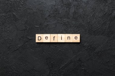 Tahta blokta yazan kelimeyi tanımla. Deksing, konsept için çimento masadaki metni tanımla.