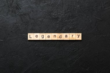 Tahta blokta yazan efsanevi kelime. Üst görünüm konseptiniz için çimento masadaki efsanevi metin.