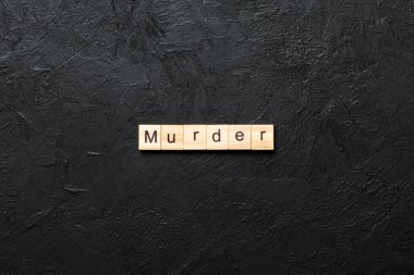ahşap blok üzerinde yazılı kelime cinayet. Cinayet masasında, metin kavramı.