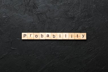 Tahta bloğa yazılmış bir olasılık kelimesi. Tablo üzerinde olasılık metni, konsept.