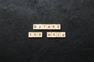 Tahta blokta yazan kelimeyi yay. Sözcük metnini masaya yay, konsept.