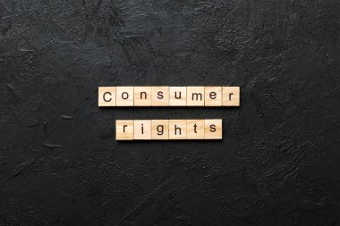 Tahta blokta yazan teselli hakkı sözcüğü. masadaki teselli hakları metni, konsept.