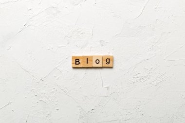 Tahta blokta BLOG kelimesi yazıyor. Deksing, konsept için çimento üzerinde BLOG metin.