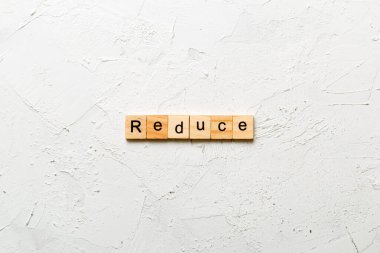 Tahta blokta yazanı küçült. Deksing, konsept için çimento masadaki metni küçült.