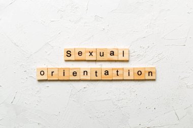 Tahta bloğa yazılmış cinsel yönelim kelimesi. Cinsel yönelim metniniz çimento üzerinde desing, kavram için.
