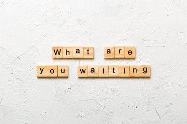 Tahta blokta ne yazmasını bekliyorsun? Ne bekliyorsunuz çimento masasında yazı mı bekliyorsunuz, Top view konseptiniz için?.