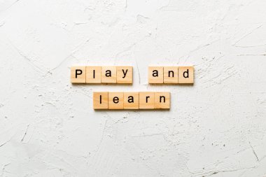 Oyna ve tahta blokta yazılı kelimeleri öğren. Masada oyna ve metni öğren, konsept.