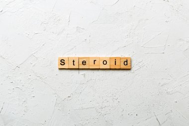 Tahta blokta steroid kelimesi yazıyor. tablonun üzerinde steroid metin, konsept.