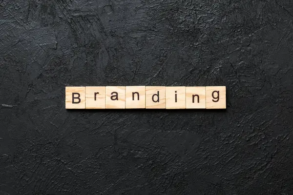 Tahta blokta yazan damgalama kelimesi. Tablo üzerinde markalaşma metni, kavram.