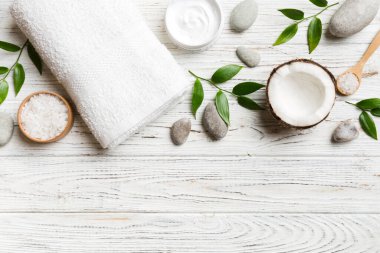 Hindistan cevizi yağı dolu kavanozlar ve renkli arka planda kozmetik kremi. Üst Manzara. Metnin için boş yer. Doğal spa Hindistan cevizi kozmetik ve organik tedavi konsepti Hindistan cevizi spa bileşimi.