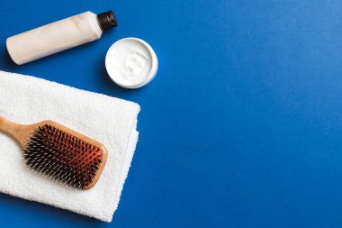 Saç bakımı, krem ve havlu için renkli bir arka plan görüntüsü. düz yat.