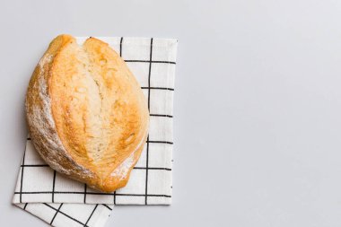 Köy manzaralı peçeteli taze pişmiş lezzetli Fransız ekmeği. Sağlıklı beyaz ekmek..