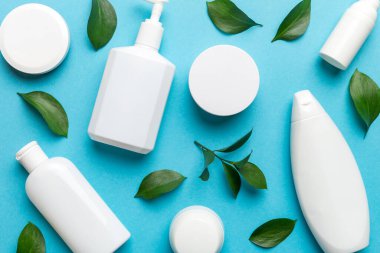 Renkli yeşil yapraklı organik kozmetik ürünler. Düz yatıyordu.