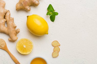 Doğal soğuk algınlığı ve grip ilaçları. Bağışıklık uyarımı ve virüs koruması için doğal malzemeler. Üst görünüm düzlüğü.