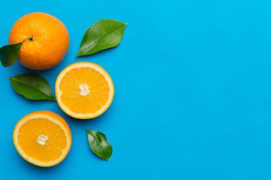 Renkli arka planda taze meyve portakalı dilimleri. Üst Manzara. Uzayı kopyala yaratıcı yaz konsepti. Minimum düzlükte turunçgillerin yarısı kopyalama alanı ile yatar.
