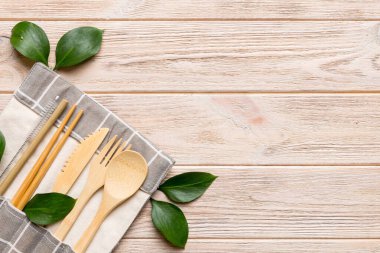 Renkli arka planda mutfak gereçleri olan geri dönüşümlü çevre dostu beyaz eko çanta. Sıfır atık kavramı.