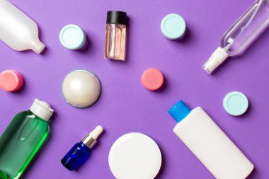 Plastik gövde bakımı şişesi düz kompozisyonu ve renkli arka plan boşluğuna kozmetik ürünler dizayn edilmişti. Beyaz Kozmetik kapları kümesi, kopya alanı ile üst görünüm.